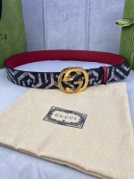 宽度4.0Cm Gucci 双面腰带，一侧为gg Supreme帆布，反面一侧为枣红色头层小牛皮。配以互扣式双g钢扣采用真空电镀 厚度6.0Mm