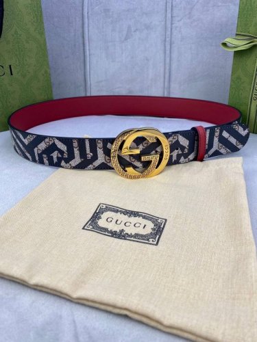 宽度4.0Cm Gucci 双面腰带，一侧为gg Supreme帆布，反面一侧为枣红色头层小牛皮。配以互扣式双g钢扣采用真空电镀 厚度6.0Mm