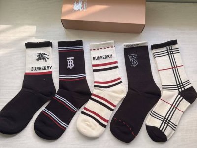 特 Burberry 巴宝莉大B家新品女款长筒袜子 一盒五双 格子设计搭配战马Logo，简单大气，实物超漂亮，超火爆小单品，大牌出街，潮人必备超好搭