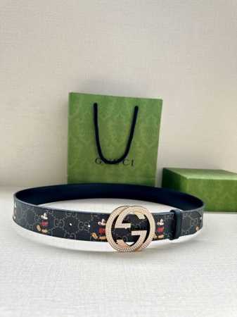 宽度4.0Cm Gucci 米奇动漫图案是Gucci的标志性元素之一，在这款配饰中焕新演绎为卡通风格设计。这款腰带融合了经典米奇元素和双G图案，突显品牌悠久的设 - 点击图像关闭