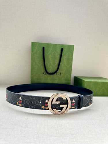 宽度4.0Cm Gucci 米奇动漫图案是Gucci的标志性元素之一，在这款配饰中焕新演绎为卡通风格设计。这款腰带融合了经典米奇元素和双G图案，突显品牌悠久的设