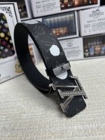 品名：Lv..路易..威登 材质：原单牛皮腰带 百分百头层牛皮腰带保证真皮，24K纯钢扣，专柜原单品质、做工精细，时尚大牌，送人自用首选 包装： 请认准如图专柜