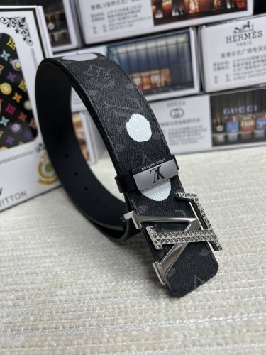 品名：Lv..路易..威登 材质：原单牛皮腰带 百分百头层牛皮腰带保证真皮，24K纯钢扣，专柜原单品质、做工精细，时尚大牌，送人自用首选 包装： 请认准如图专柜