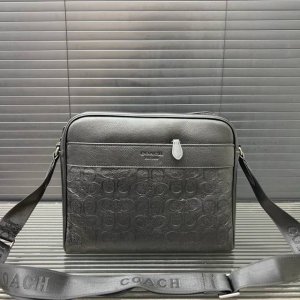 Coach 蔻驰 Charles 牛皮单肩斜挎包 经典Logo搭配原厂工艺材质 休闲百搭 实物拍摄 原版面料 配送防尘袋 28 X 24 Cm。