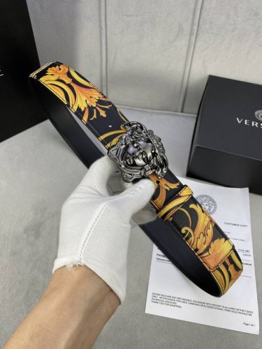 宽度4.0Cm Versace 范思哲 此款palazzo腰带采用牛皮革面料制作，并饰有le Pop Classique图案印花和标志性的美杜莎五金配件。