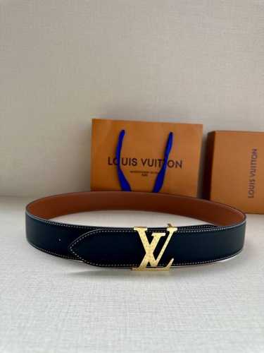 特 4.0宽 本款 Lv Shield 双面腰带出自 秋冬时装秀 字母与 Monogram 花卉，展现西部牛仔的灵感启发。双重缝线穿梭于皮革内外两侧，成就多种造