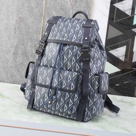 这款 Dior Hit The Road 双肩背包是本季的全新款式，将现代风格与 Dio 的高订精神融为一体。采用迪奥蓝 Cd Diamond 图案帆布精心制作 - 点击图像关闭