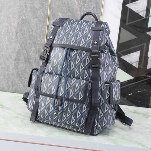 这款 Dior Hit The Road 双肩背包是本季的全新款式，将现代风格与 Dio 的高订精神融为一体。采用迪奥蓝 Cd Diamond 图案帆布精心制作
