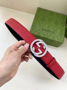 特 P200 宽度3.8Cm Gucci Gg Marmont系列每一季都会推陈出新，为灵感源于70年代的标志性Gg配件注入现代精髓。这款黑色头层牛皮宽版腰带反