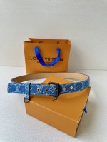 特 3.0宽 Lv D-Ring 腰带以 Monogram 丹宁布重绎源自 2006 年的经典设计，巧妙融汇摩登笔触与功能元素，可为各式造型注入闲雅意趣。耀目针