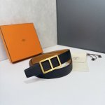 特 爱马仕HermèS男款腰带以其精湛的工艺、高品质的材料和经典的设计而备受推崇，是男士时尚配饰中的顶级选择。最具标志性的设计是带有“H”标志的扣头，简约大气且