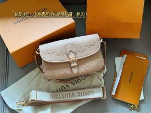 配盒 Size：25*17Cm L家 Diane 法棍手袋 新款沙色，上身更百搭松弛感拉满，秒入 配置两条肩带 今天的快乐是法棍给的！