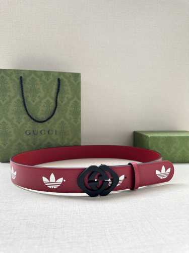 宽带4.0Cm Gucci 作为Adidas X Gucci联名系列之一，这款皮革腰带饰有Gucci Trefoil印花。Adidas和Gucci大胆探索联名系