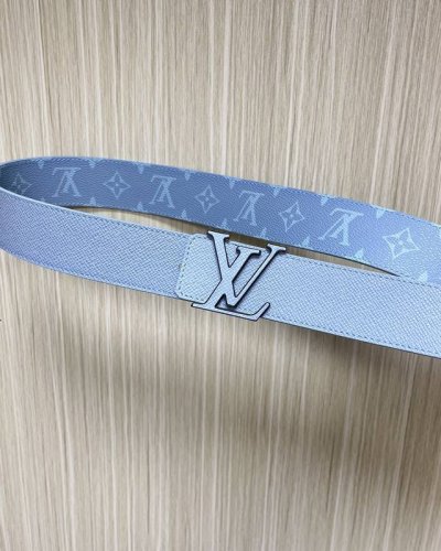 当季新款 40Mm可翻转皮带在Monogram Canvas一侧和皮革背面均采用柔和的蓝色十字纹。扣件是品牌标志性字母的缠绕组合，以匹配的颜色和银色色调的五金件