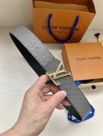特 4.0宽 Lv Shadow 腰带拥有 Monogram Shadow 皮革的经典风尚和素面皮革的内敛格调 以摩登笔触焕新男士衣橱