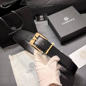 特 范思哲 宽4.0Cm 新款 此款皮带配有Logo雕刻搭扣和饰有Medusa铆钉的腰带环