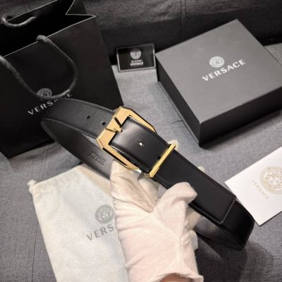 特 范思哲 宽4.0Cm 新款 此款皮带配有Logo雕刻搭扣和饰有Medusa铆钉的腰带环