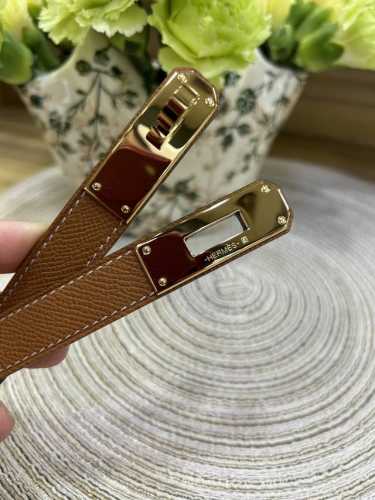 高货版本H家爆款Kelly凯莉腰带 2.0Cmepsom小牛皮腰带，搭配镀钯Kelly皮带扣。借助巧妙的连接设计，可以将腰带系于腰间或髋部。