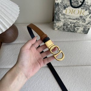Dior这款马鞍腰带是一款经典配饰。采用粒面牛皮革重新诠释，时尚休闲设计，饰以亮面金属旋转Cd腰带扣。纤细款式，与半身裙、连衣裙或长裤搭配更显身形。宽2.0Cm