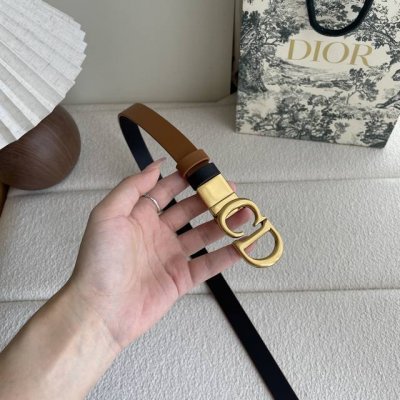 Dior这款马鞍腰带是一款经典配饰。采用粒面牛皮革重新诠释，时尚休闲设计，饰以亮面金属旋转Cd腰带扣。纤细款式，与半身裙、连衣裙或长裤搭配更显身形。宽2.0Cm