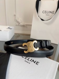 赛琳 Celine女士皮带，小牛皮质感搭配独特凯旋门扣，颜色中光亮黑 宽2.4Cm 低调中暗藏奢华，轻松点亮穿搭 。手工缝制
