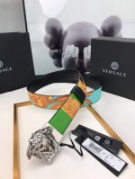 此款双面腰带采用优质Saffiano皮革制作，并饰有Bondage印花，散发品牌深厚的传统底蕴。腰带配有一枚3D美杜莎腰带扣。4.0Cm宽