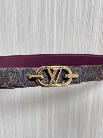 当季新款，腰带取材雍容牛皮革和 Monogram 帆布，便于随心切换两 式风尚。路易威登手写体标识化身为宽幅金属搭扣，于中央点亮视线 焦点，可为休闲和正式造型注 - 点击图像关闭