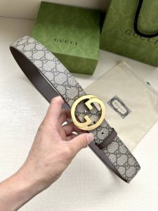 特P160 宽度3.8Cm Gg Marmont系列每一季都会推陈出新，为灵感源于70年代的标志性双G搭扣注入现代精髓。这款黑色/米色和乌木色Gg Suprem