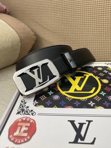 品名：Lv..路易..威登原单 材质：原单牛皮腰带 百分百头层牛皮腰带保证真皮，24K纯钢扣，专柜原单品质、做工精细，时尚大牌，送人自用首选 包装： 请认准如图