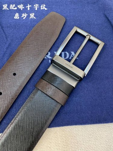 Prada 普拉达 专柜同款 男士休闲双面用腰带 宽3.4Cm 采用光滑双面头层小牛皮 采用简约外形设计，其上以prada徽标装饰，勾勒精致细节，是prada男