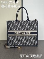 顶级专柜老鼠狠货Dior迪奥购物袋新款Tote 刺绣配原厂皮肩带 这款 Dior 手袋是 Dior 全新推出的主打单品，于二零二三秋冬成衣系列发布秀精彩亮相，彰