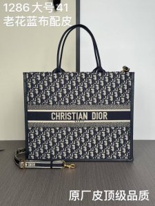 顶级专柜老鼠狠货Dior迪奥购物袋新款Tote 刺绣配原厂皮肩带 这款 Dior 手袋是 Dior 全新推出的主打单品，于二零二三秋冬成衣系列发布秀精彩亮相，彰