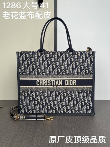 顶级专柜老鼠狠货Dior迪奥购物袋新款Tote 刺绣配原厂皮肩带 这款 Dior 手袋是 Dior 全新推出的主打单品，于二零二三秋冬成衣系列发布秀精彩亮相，彰