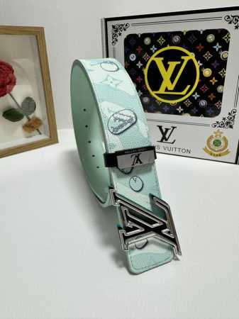 品名：Lv..路易..威登 材质：原单牛皮腰带 百分百头层牛皮腰带保证真皮，24K纯钢扣，专柜原单品质、做工精细，时尚大牌，送人自用首选 包装： 请认准如图专柜 - 点击图像关闭