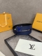 特 Lv Initiales 宽度4.0Cm 双面腰带拥有Xl Epi皮革的较大粒面纹理，以移印工艺描绘路易威登标识，翻转即现Monogram压纹图案，搭配抛光