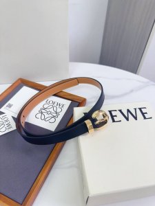 特 Loewe 罗意威专柜最新同款腰带 选用光滑牛皮革窄款腰带 配有Anagram Pebble针扣 卓越的工艺 个性的造型 精美的材质 宽:2.0Cm