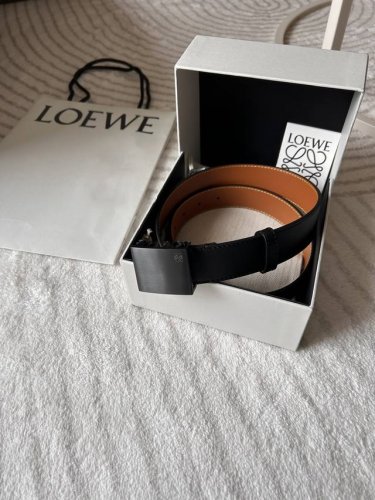 Loewe 罗意威 专柜新款 男款休闲腰带 宽 Cm 光滑小牛皮 饰有Loewe金属饰牌搭扣