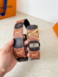 品名： Lv..路易..威登腰带皮带原单 型号：挂扣，经典纯钢材质挂扣，头层牛皮，图片实物拍摄 材料：头层牛皮，挂扣系列，纯钢材质扣头，镀钯电镀工艺永不掉色。原