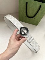 特 宽度：3.8Cm Gucci经典双G标识依旧是Gucci系列的重要设计元素。这款女士宽版皮革腰带采用米色和白色Gg Supreme帆布制成，沿用这一经典设计