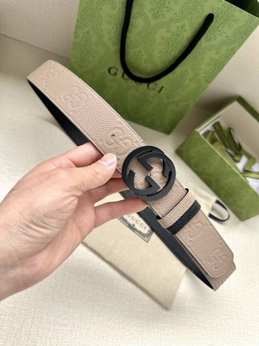 特 Gucci 宽度4.0Cm每一季，品牌典藏设计中的标志性元素都会吐故纳新，为经典注入新意。Guccio Gucci字母交织图案巧妙融入纹理和材质，以印花压纹