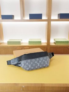 Lv 路易威登 官网同步 高版本 胸包 腰包 永恒不过时的标志性产品 纯原单布料 配牛皮 顶级五金制作 非市面普通版本 贸易公司订单货 全部实拍 实用性非常高
