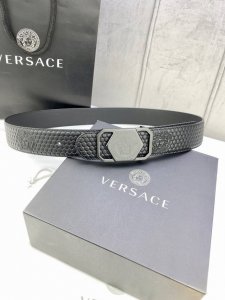 特 宽度4.0Cm Versaec 范思哲 此款时尚腰带由柔软的小牛皮革制成，饰有立体美杜莎原单钢扣 五金采用真空电镀 。