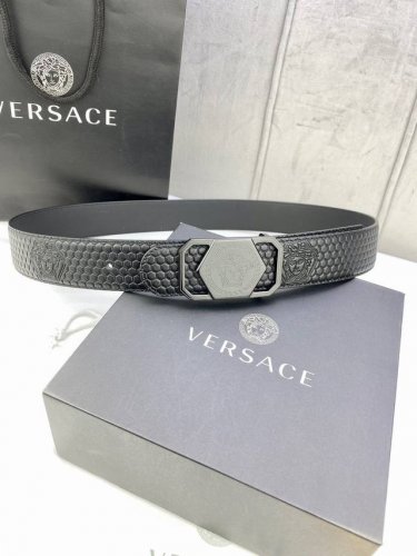 特 宽度4.0Cm Versaec 范思哲 此款时尚腰带由柔软的小牛皮革制成，饰有立体美杜莎原单钢扣 五金采用真空电镀 。