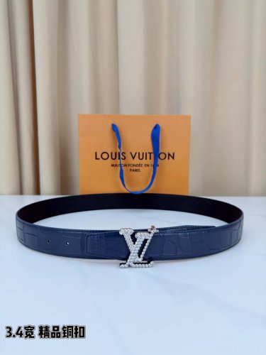 3.4Cm宽Lv铜扣皮带，精选头层牛皮，细腻鳄鱼纹肌理尽显奢华质感。手工打磨黄铜扣头，温润光泽与深蓝色皮面完美融合。匠心缝线勾勒精致轮廓，为穿搭注入复古优雅格调