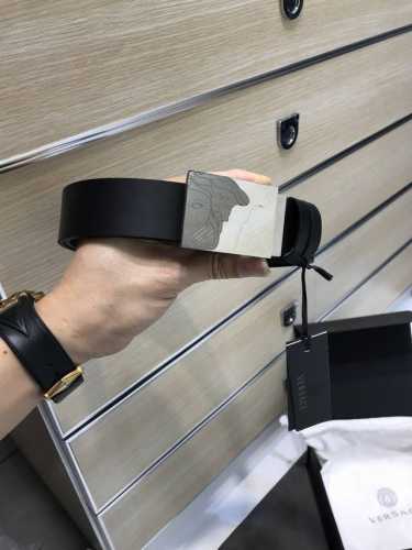 特P210 配送专柜包装 打孔针 专柜同款、实拍专柜官网，尺寸:宽35Mm，原版立体半脸间色美人头扣 ，极富设计美感 ，双面采用进口原版小牛皮压花，彰显个性，清