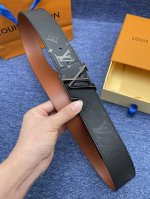 【品牌】Lv 4.0Cm 特P180 【描述】这款饰有Lv带扣的腰带配以水牛皮衬里，覆以Monogram 牛皮。展现细腻的品牌特质，是牛仔裤的理想配件 lv字母