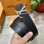 Lv.路易威登 宽40Mm双面原版小牛皮 搭配单钌钯电镀扣 完美的手感.油边 出众的设计.风格 高贵奢华 时尚大方 高清实拍 货真价实 品质保证 双面用