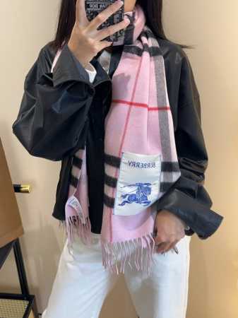 家属福利来了！！巴宝莉高端重磅男士围巾！ 怒赞推荐，激动~！！下手绝对要快，同步专柜，最高端的男士款~工艺难度大，超级无敌软糯 渐变效果围巾！我们这个价格P真的 - 点击图像关闭