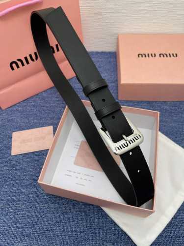 特 缪缪miumiu 全套包装 专柜新款 这款小牛皮腰带是提升别致造型品味的理想之选。镂空雕刻logo徽标搭配方型针扣，手感柔软细腻,夏季裙子必备非常时尚百搭.
