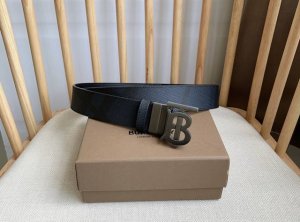 Burberry 巴宝莉专柜同步上新精选品牌标志性London格纹搭配平滑皮革反面设计 饰牌搭扣点缀品牌专属标识图案 宽:3.5Cm 精致优雅 简单大方